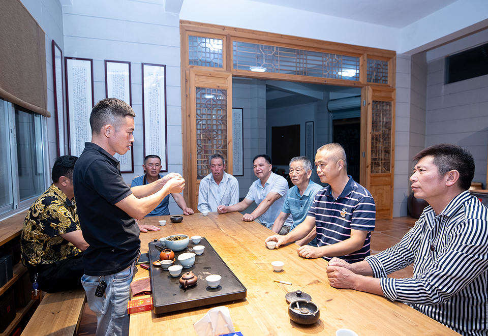 东坑村村民在种茶人茶道院交流制茶品茶技艺。黄东华 摄