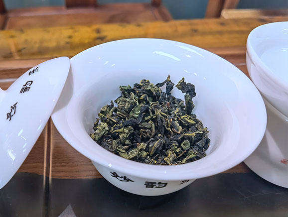 安溪铁观音在冲泡前呈现乌、油、润的外形色泽，红边明显