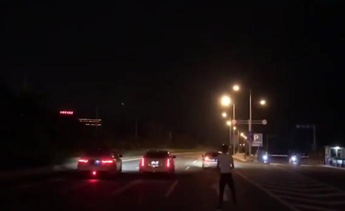 "爷爷开6岁孙子卡丁车街头疯狂飙车