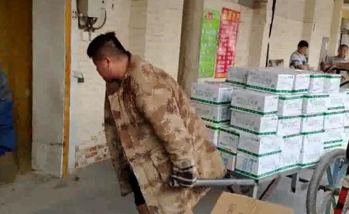 大学生做冷库搬运工,穿棉袄日搬2吨货