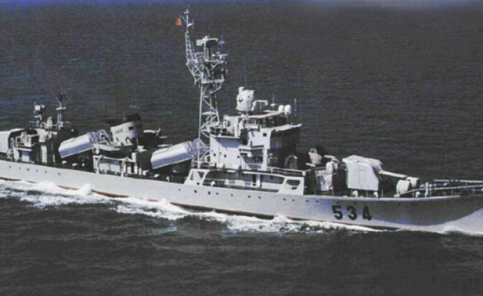 "南沙生命线"战斗27载,海军镜泊湖舰光荣退役