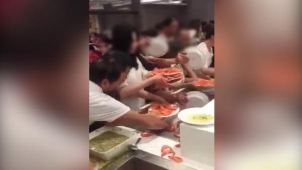 中国游客被曝泰国吃自助餐用盘子疯狂铲虾网友没吃过虾