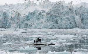 当地时间2016年6月16日，挪威斯瓦尔巴群岛的Wahlenbergbreen冰山前，意大利钢琴家Ludovico Einaudi正在弹奏一曲《北极悲歌》。绿色和平组织正敦促OSPAR（奥斯陆-巴黎公约）委员会切实保护北极水域。OSPAR委员会将于20日-24日召开会议。