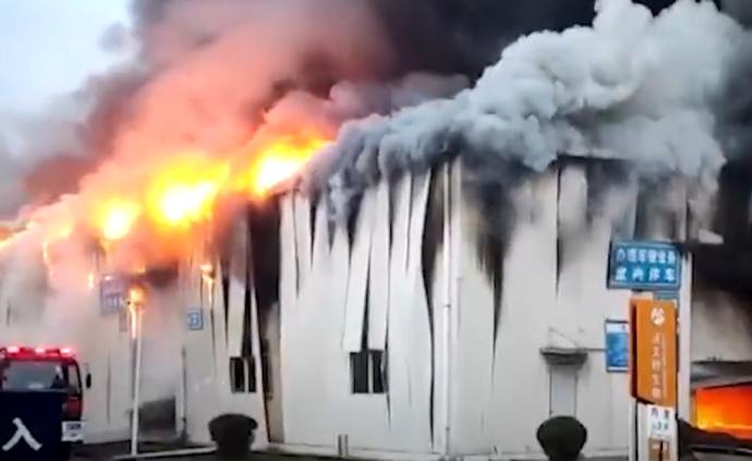 成都西芯大道一建筑起火现场浓烟滚滚