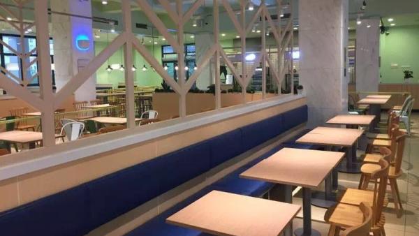 上海外国语大学食堂重新装修后风格清新,在就餐高峰时一座难求.