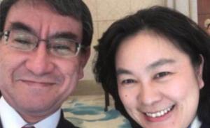 結束訪華後，日本外相曬與中國外交部發言人華春瑩微笑自拍
