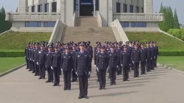 公安部正式发布《中国人民警察警歌》,"执法公正"写进