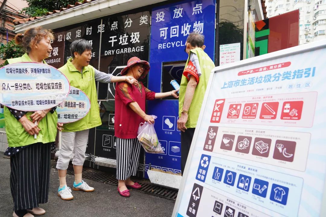 垃圾分类志愿者破解垃圾分类“最后100米”。新民晚报首席记者 刘歆 摄