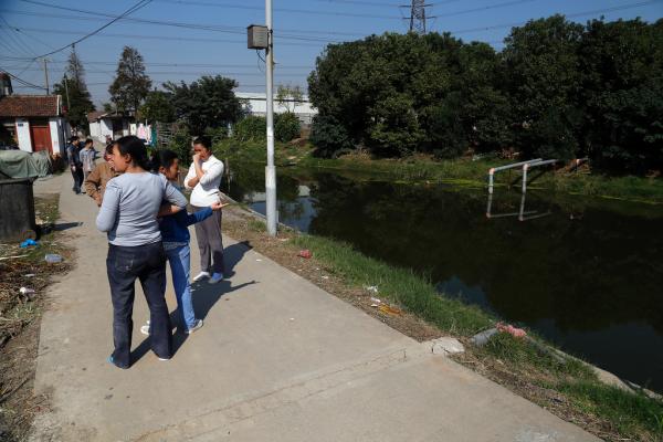 上海宝山区顾村镇星星村周家桥一家三口溺亡在两个池塘内