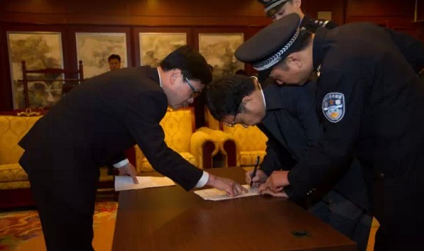 红通2号嫌犯李华波遣返回国后被逮捕,部分赃
