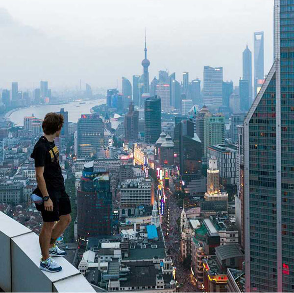 海中心又将被爬?外国男子已爬5座上海高楼热