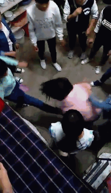 [视频]云南广南县阿科中学初一女生被10名同学围殴 打架斗殴