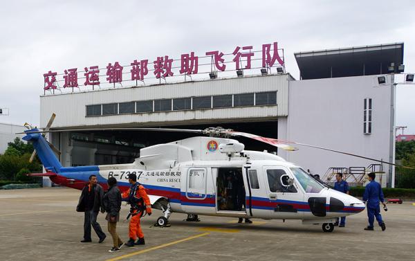 获救的两名船员被送往交通运输部东海第一救助飞行队高东机场.