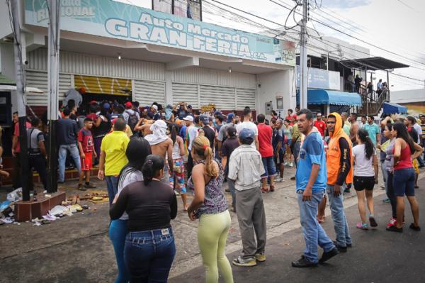 委内瑞拉多地发生民众砸抢商铺事件:几十家华