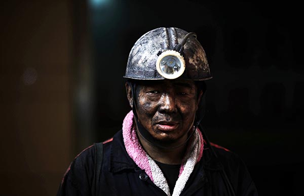 "煤炭生产环境艰苦,危险性高,煤矿工人总体收入水平低.