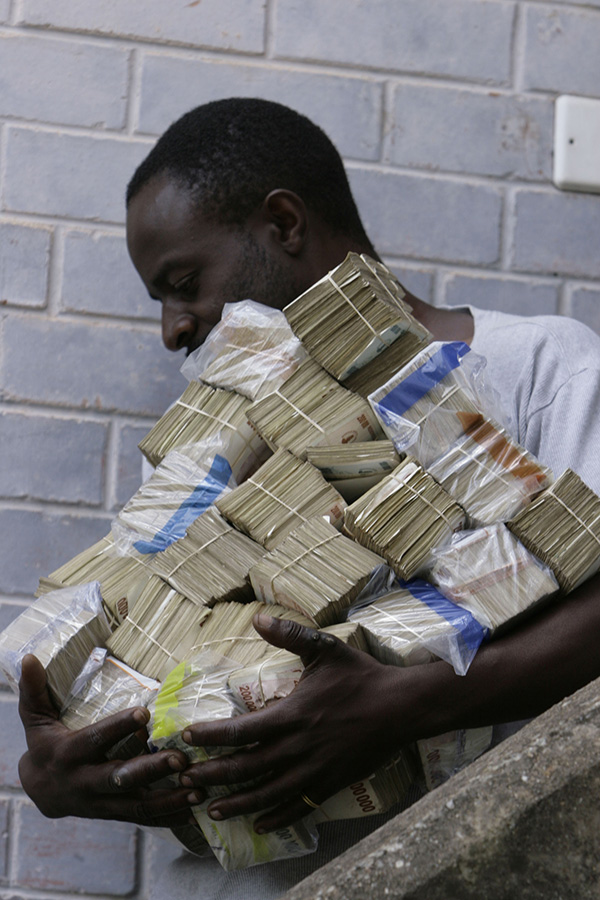 津巴布韦17年通货膨胀“钱不如纸”，“政变”后比特币暴涨