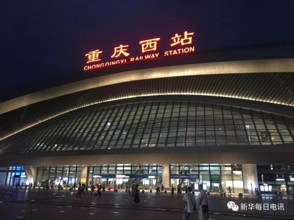 《重庆"奇葩高铁站"像迷宫,带迷路乘客出站成生意》为题,报道了城市断图片