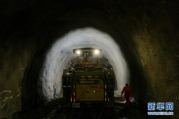 郑万铁路重庆段:亚洲最长高铁隧道已掘进6公里全长19公里图片