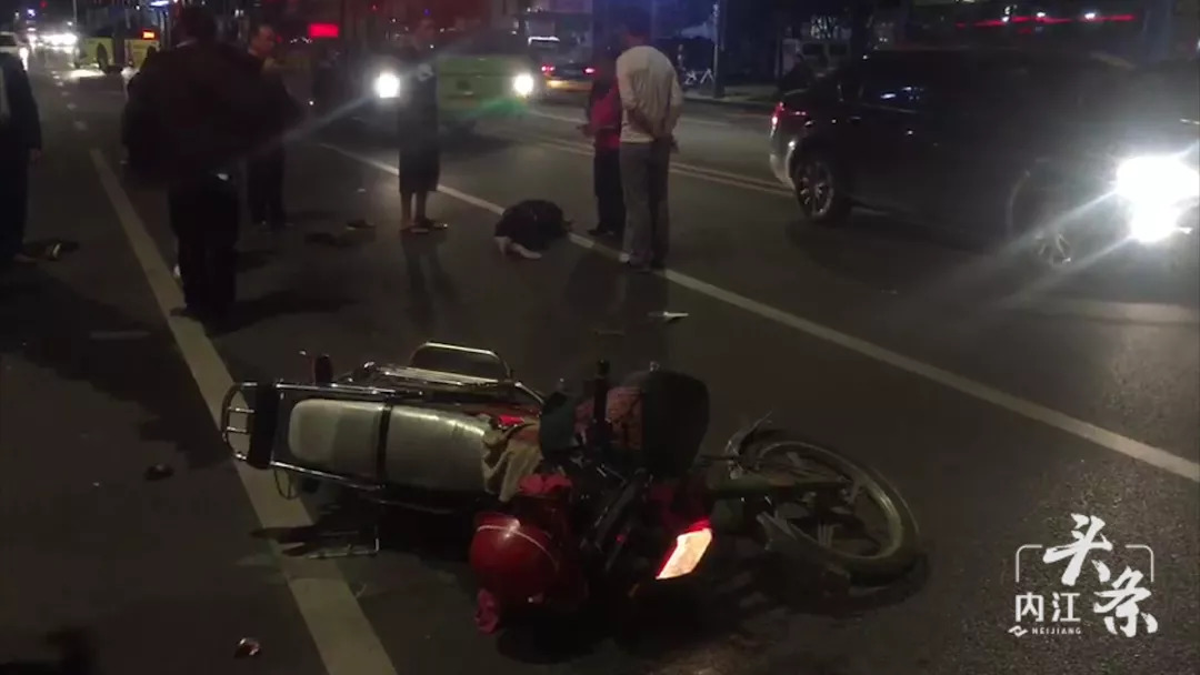 昨晚,内江东兴区一摩托撞上横穿马路行人,谁的