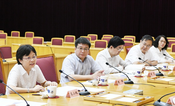 上海市委召开党外人士座谈会,听取对机构改革