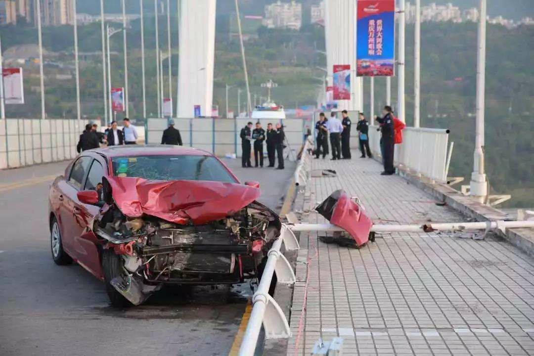 重庆大巴坠江事故,是谁强行把锅扣在了女司机