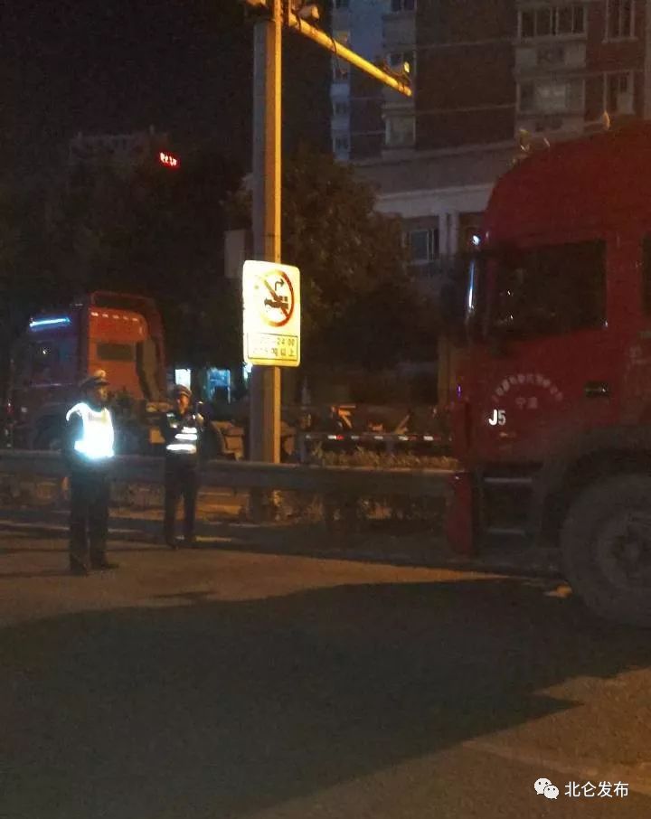 针对进港路集卡车违停问题,交警行动了!