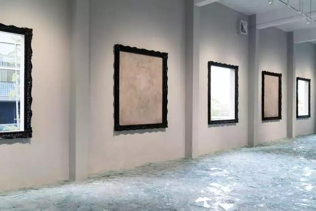 刘建华“物镜”个展：当艺术现场被“蓄意破坏”成玻璃渣