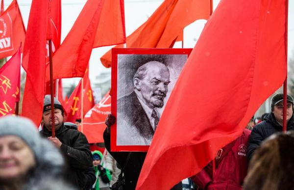 白俄罗斯纪念十月革命101周年：各地向列宁雕像献花