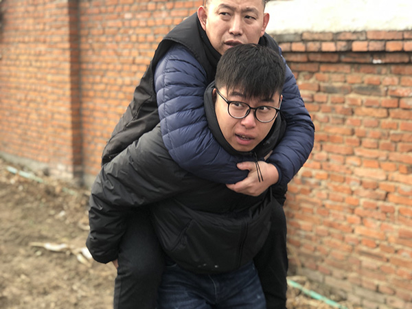 金哲宏回乡祭拜亡父：儿子不孝，被关23年无罪释放回来了