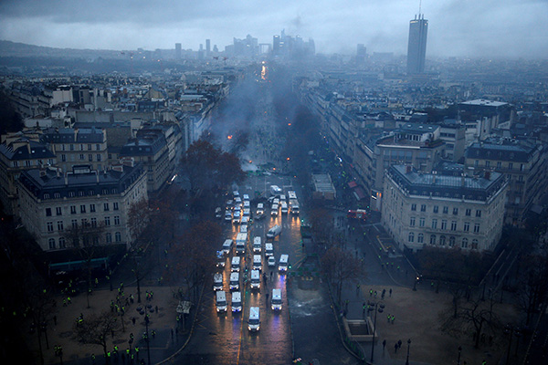 巴黎骚乱已致3人死亡:总理与示威者谈判,马克