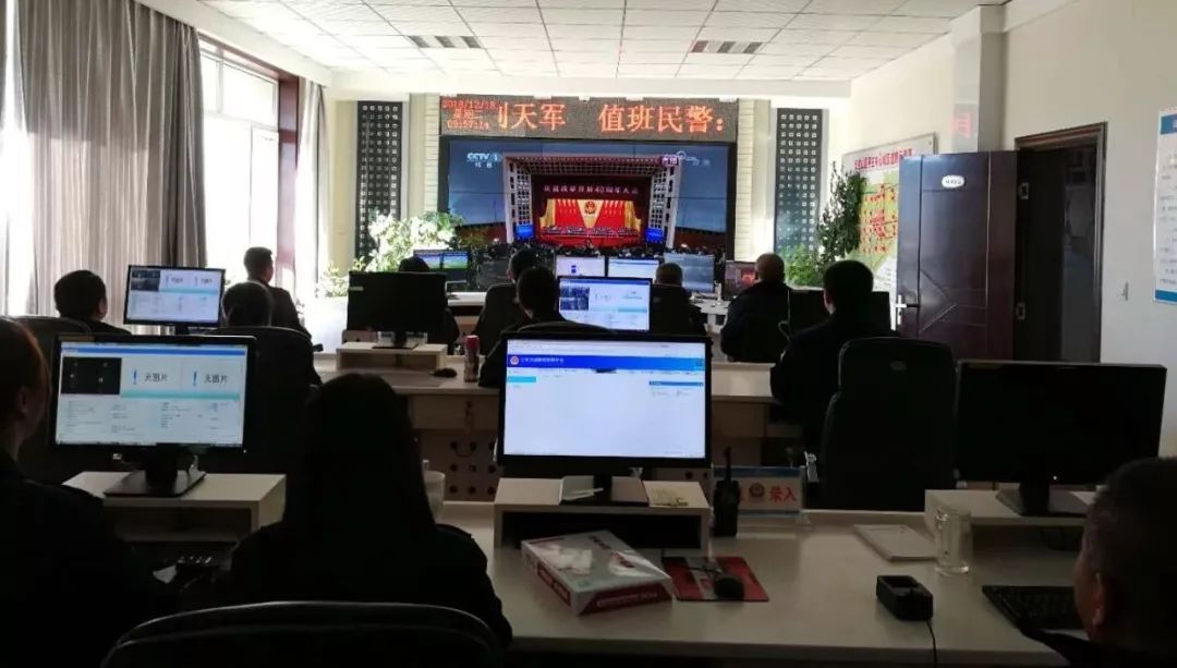 赤峰各地公安机关集中组织收看庆祝改革开放40周年...