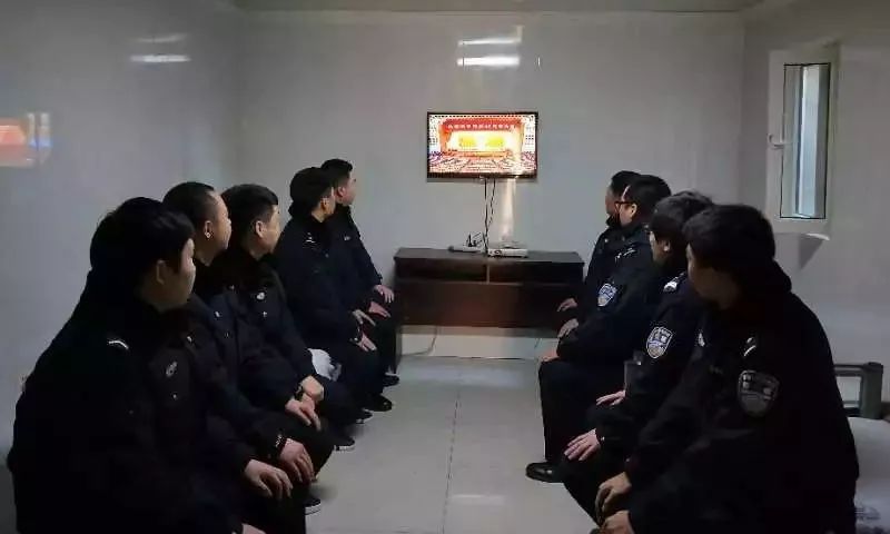 赤峰各地公安机关集中组织收看庆祝改革开放40周年...