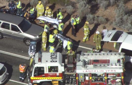 载中国游客小巴在澳大利亚遇交通事故，已致3死多伤