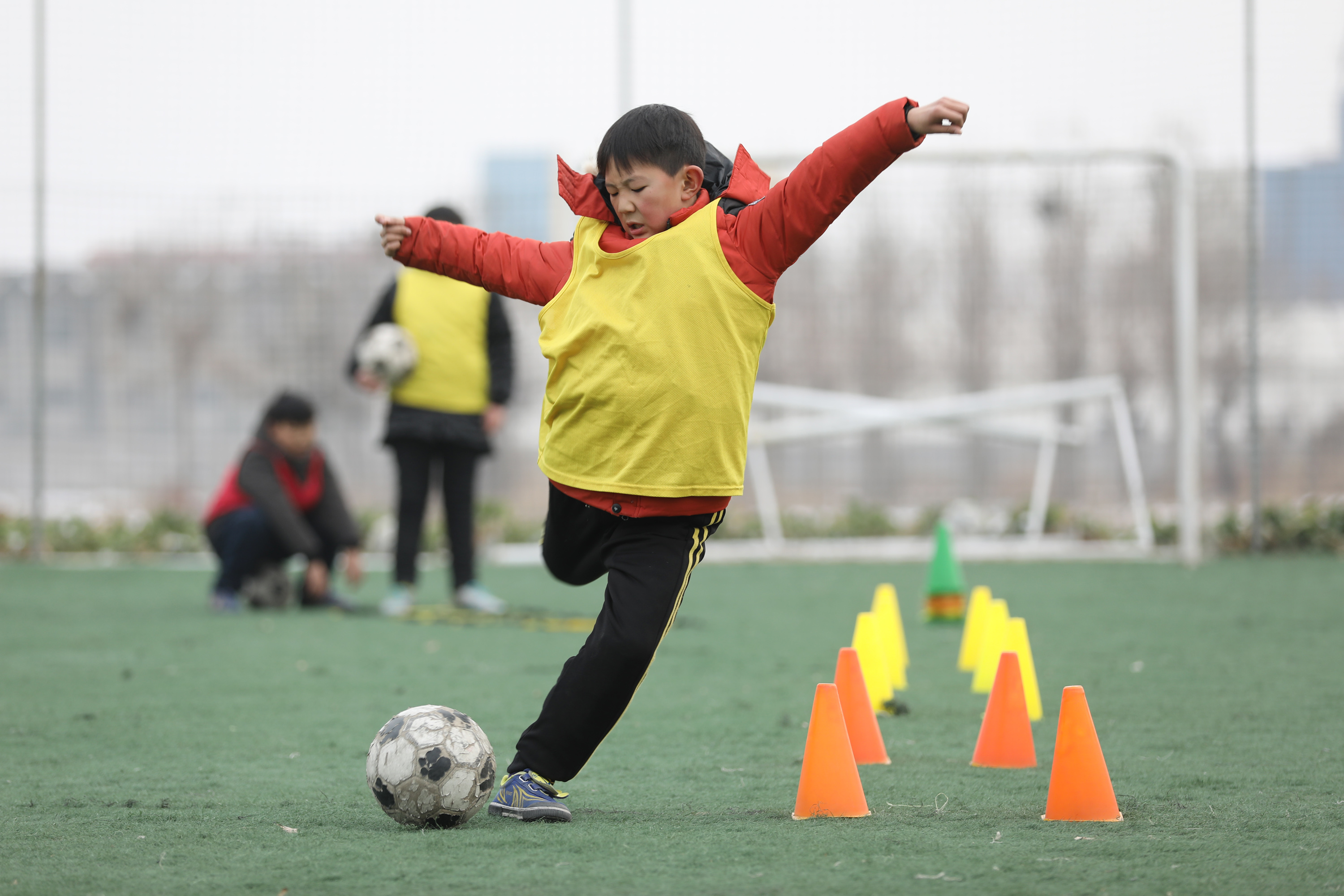 河南温县:中小学生参加足球训练度寒假