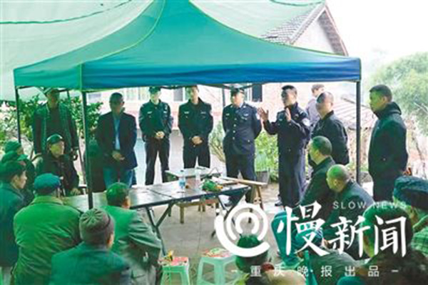 净水器推销员让自来水“黑绿”，重庆警方当场揭发骗局