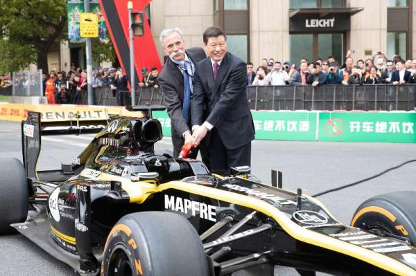 F1赛车首次驶入申城街头，千站里程碑彰显上海体育名都风采