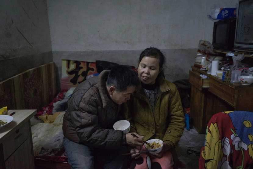 2016年1月，江西省凰岗镇，阿白和丈夫吃晚饭。图/丛妍