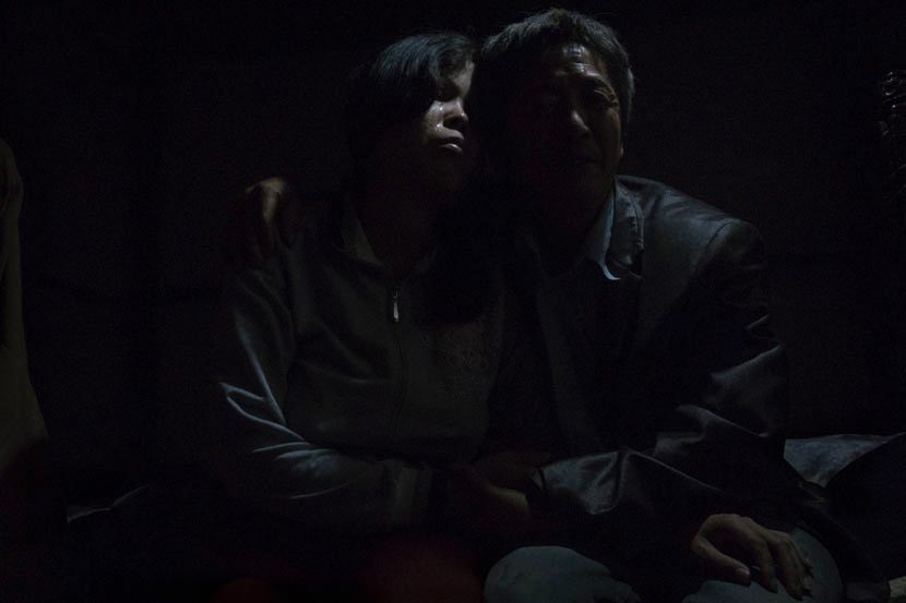 2014年10月，江西省凰岗镇，阿白流着泪和丈夫邹大哥坐在一起。想家的时候，阿白总是哭。邹大哥说，自己还没有存到足够多的钱，可以送阿白回柬埔寨看望家人。图/丛妍