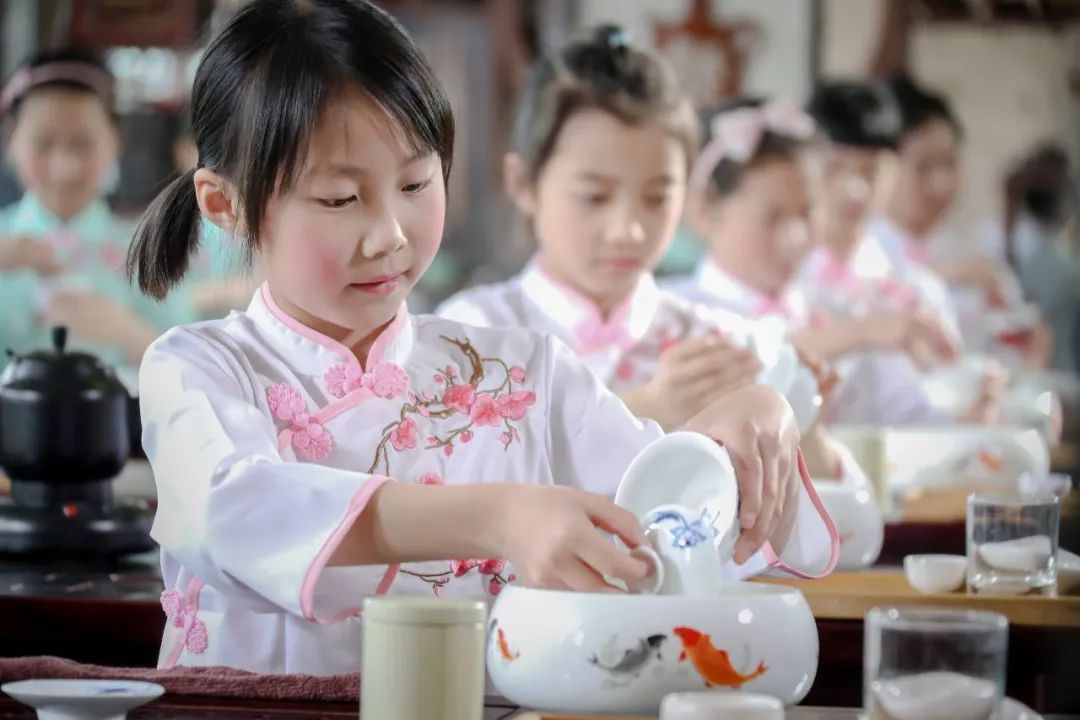 外冈小学“快乐30分”茶艺活动。</p><p>本文图片 上海大调研微信公众号
