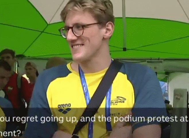 游泳世锦赛谢幕之际，霍顿面对记者追问一言不发。