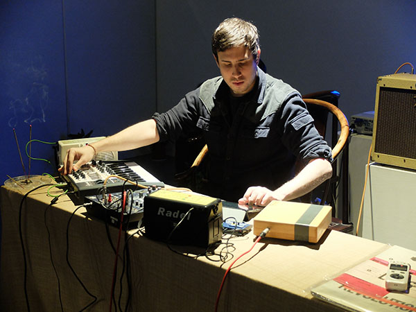 2014年3月，Josh Feola (Charm) 在杭州西冷艺廊的个人演出，Adel Wang BUS 实验音乐系列。Markus M Schneider 图