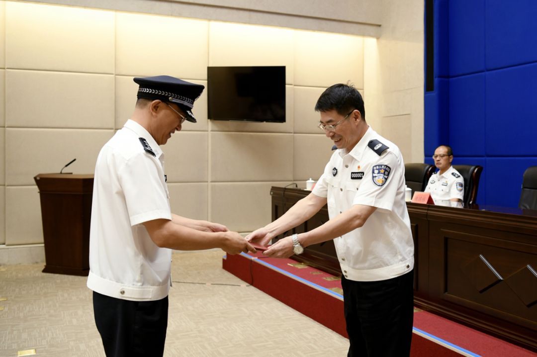 省公安厅首次举行晋升和授予警监警衔仪式