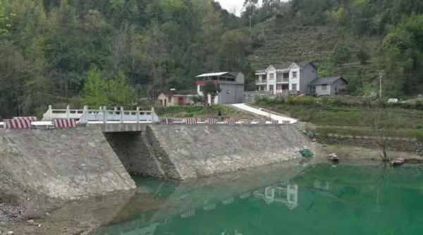 湖北能源清江公司为高桥村修建的桥 摄影：朱静霞