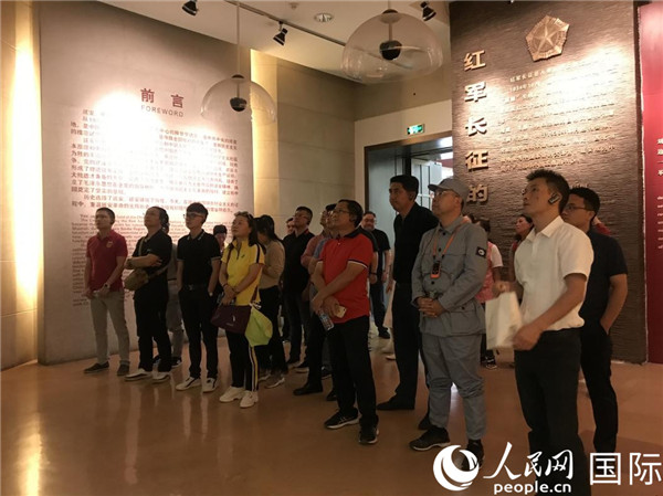 留学人员代表在延安革命纪念馆内参观（徐祥丽 摄）