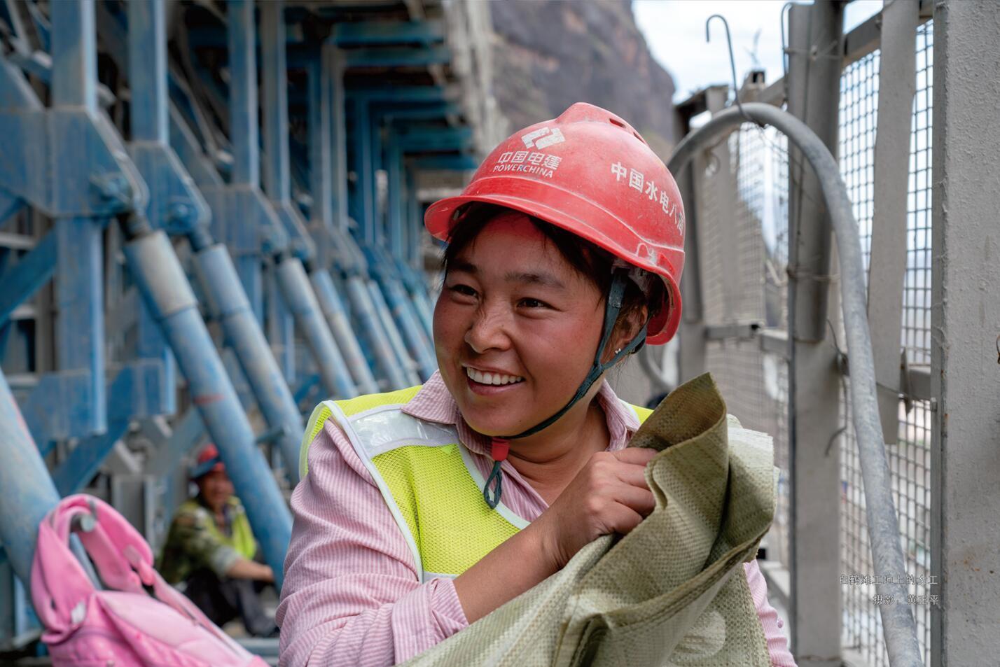 白鹤滩水电站工程工地上的女工.摄影:黄正平