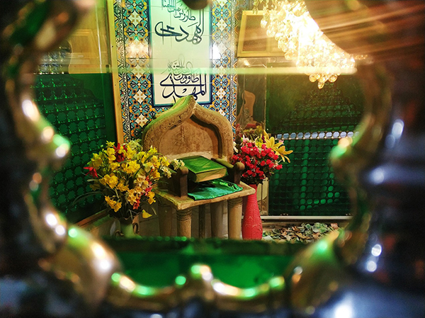 伊玛目马赫迪清真寺中的椅子。