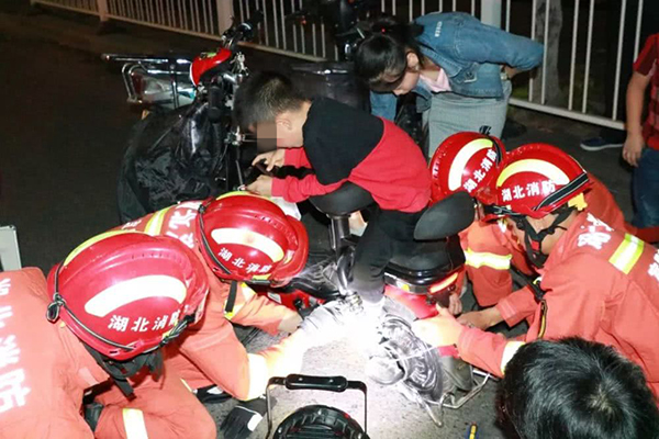宜昌6岁男童脚卡电动车哭叫，消防员让玩“吃鸡”分散注意力