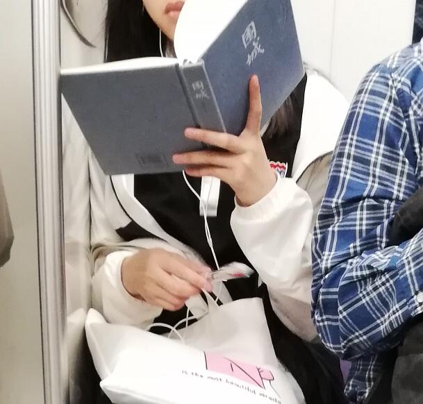 上海地铁上的读书人︱阅读，“与一万亿株白桦相逢”