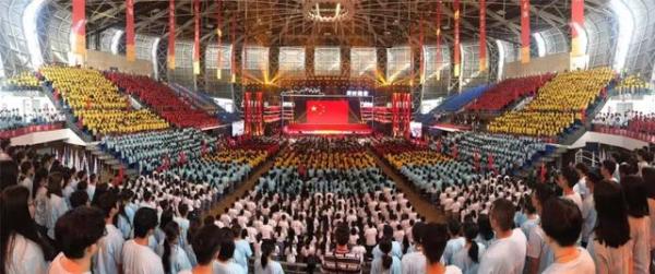 南京几十高校共办开学典礼，市委书记给20万新生送“礼包”