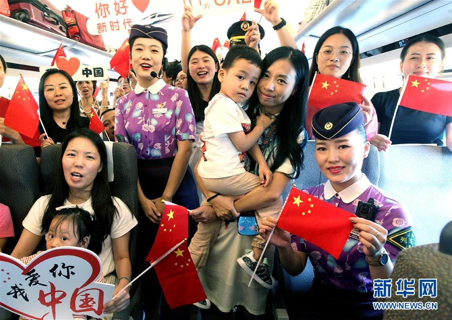 旅客和乘务员在上海开往香港的高铁上合唱《歌唱祖国》